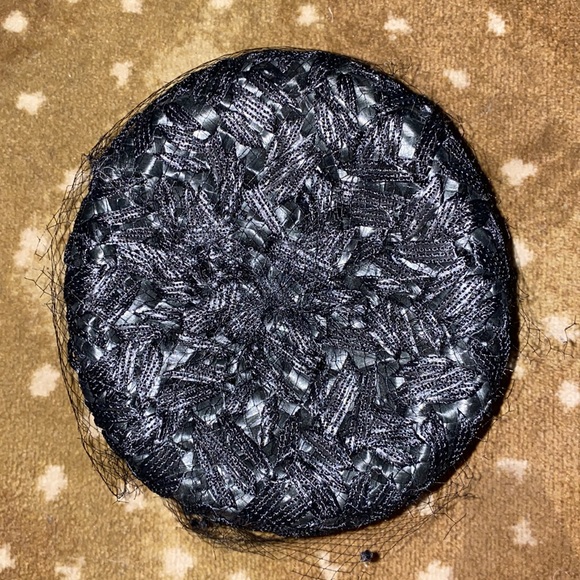 Vintage black Valerie Modes straw hat with netting and bow - Picture 10 of 15